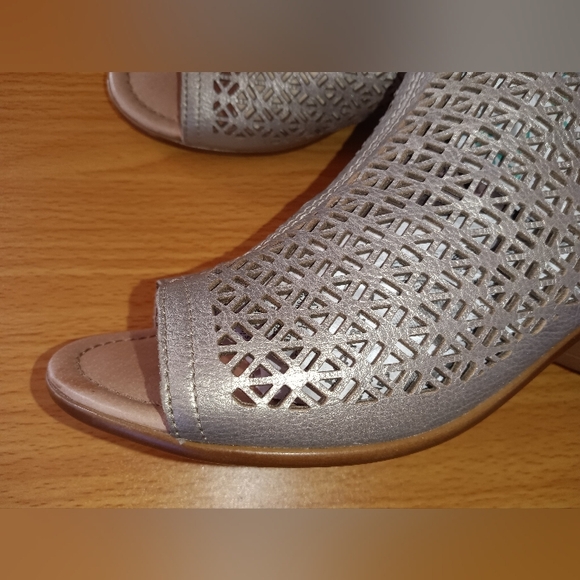 🆕Remonte Lillian 71 Silver Leather Laser Cut out Peep Toe Sandals Size 39 - Picture 9 of 16